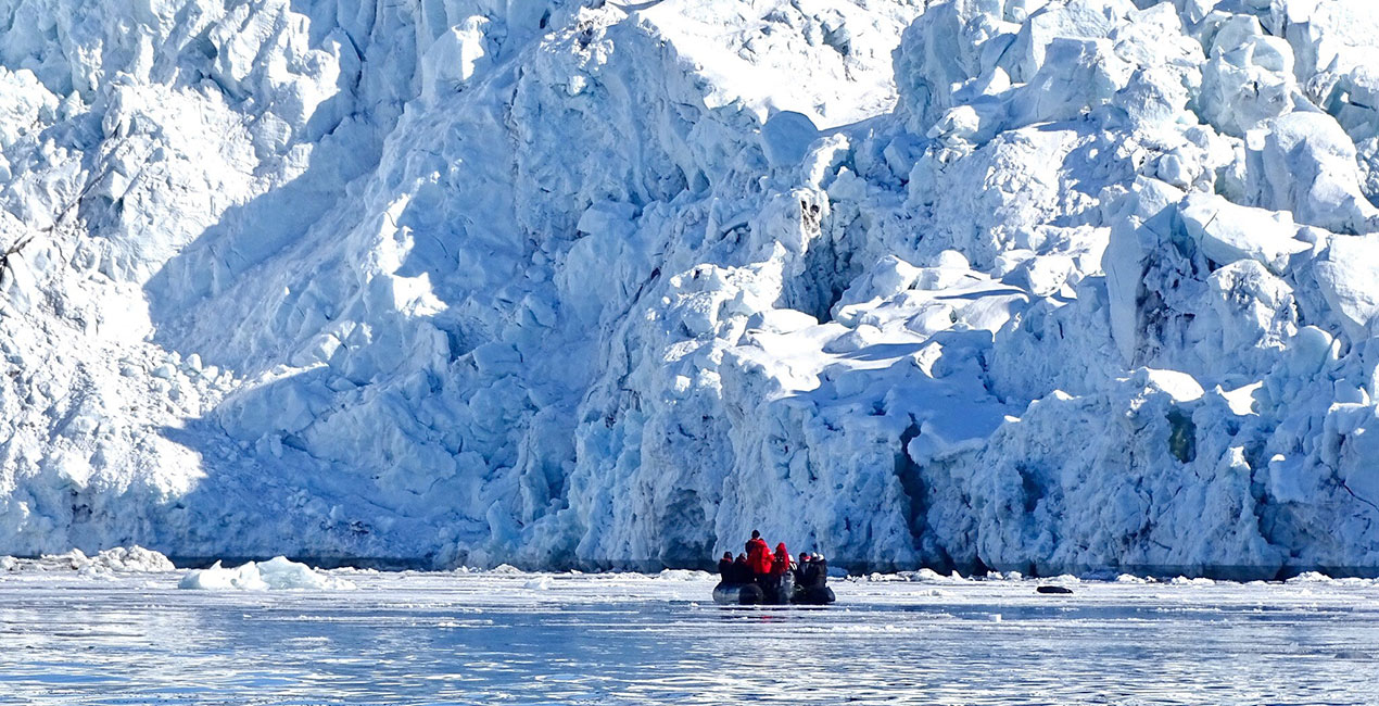 Zodiacfahrt vor Spitzbergens Eiskulissa © Juli Nikki Born / Oceanwide Expeditions
